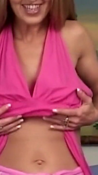 İri göğüslü sarışın orta yaşlı seksi kadın ateşli yüze boşalmadan önce kalın yarağa biniyor