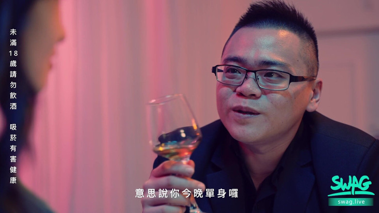 SWAG.live: 买饮料，在酒吧操饥渴的亚洲女孩