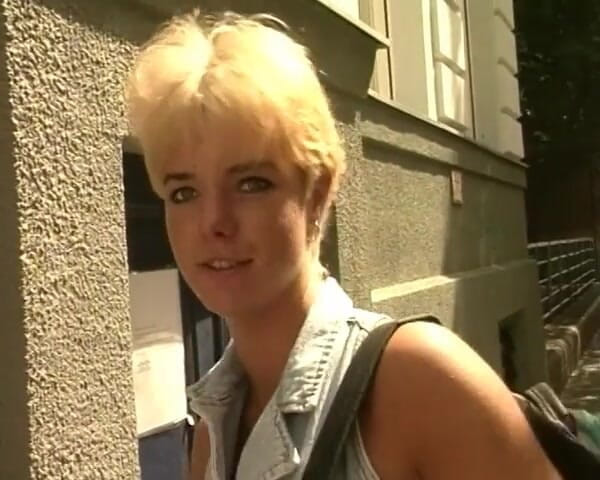 YOUR FIRST PORN: Lilla Jenny måste verkligen pissa