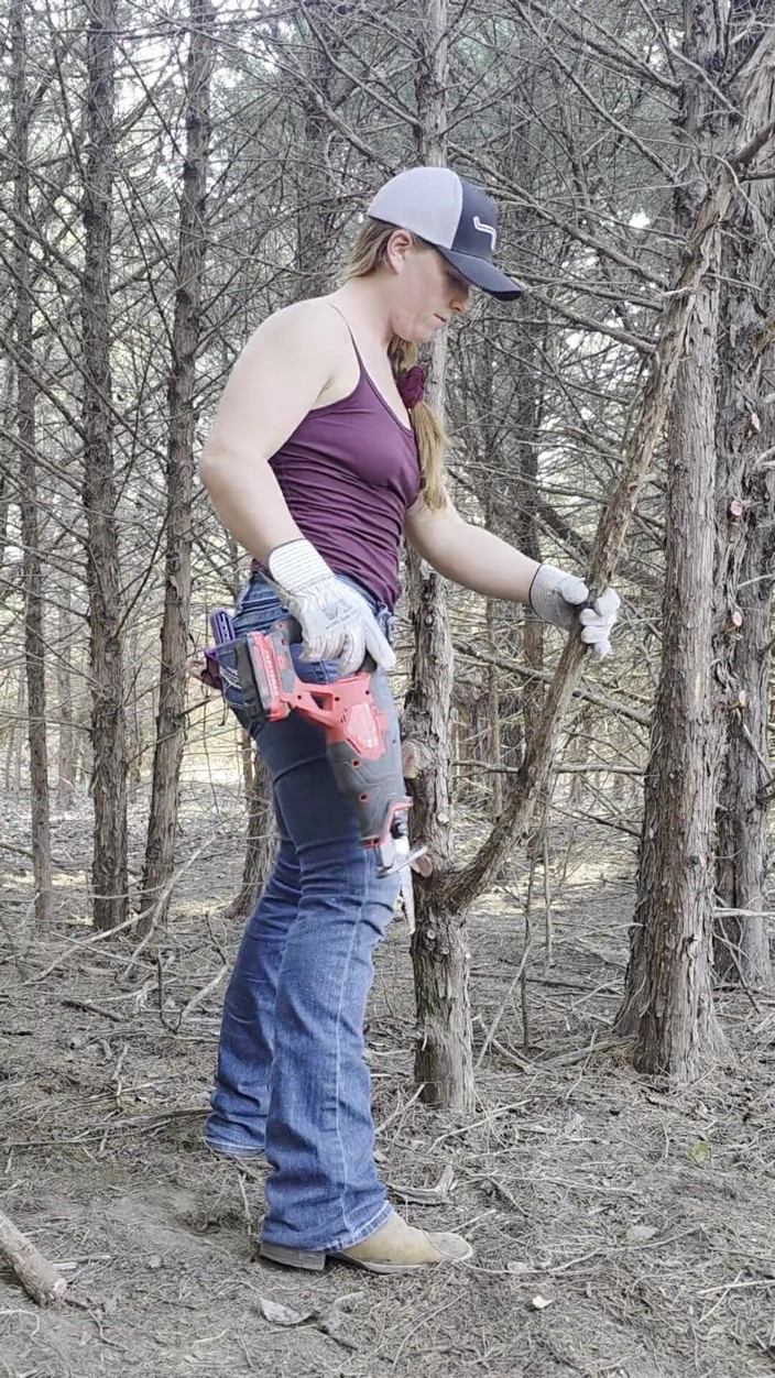 NaughtyRedFarmgirl: Roodharige neukt poesje in het bos en spuit overal