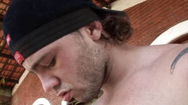 Мускулистые латинские чувака сосут и трахаются на улице