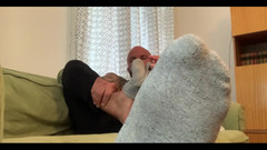 Jasons feet: Üvey baban spor salonundan sonra kokmuş çoraplarını ve ayaklarını koklaman için...