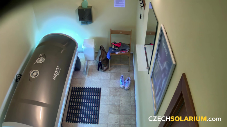 Czech Solarium: Solarium tchèque 316 : spectacle solarium d’une MILF à forte poitrine
