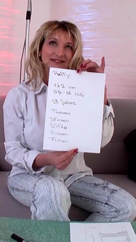 Schöne reife blondine masturbiert mit ihrem sexspielzeug
