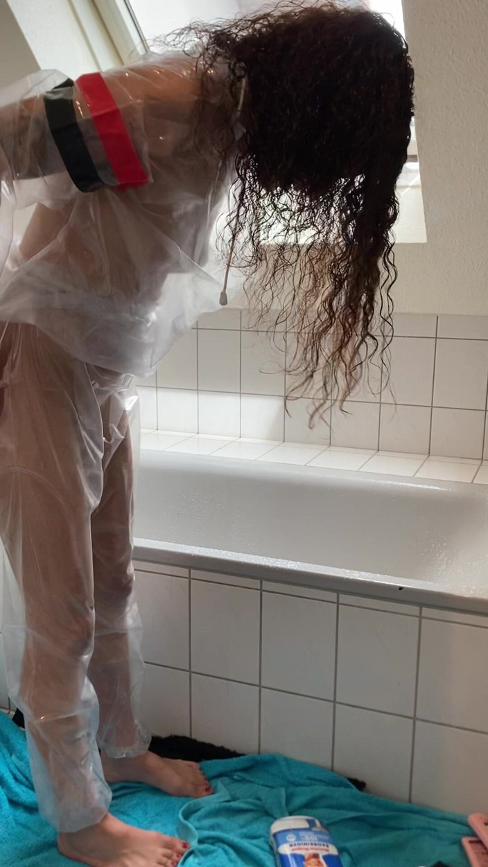 NoMainstream Studio: Sue, PVC takım elbiseyle banyo temizliği!