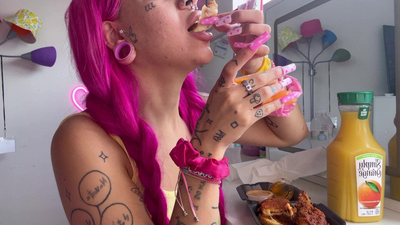 Nali Marie: Mukbang горячая цыпленка, пикантная с удушением лица, бимбо переедает миниатюрную тинку поедает плошинг в видео от первого лица, Mozzarella палочки с длинными ногтями поедает пищу