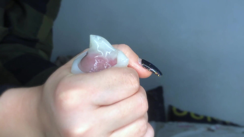 Vilu_and_Mi: Ejaculează în prezervativ, apoi bea! Clip tăiat