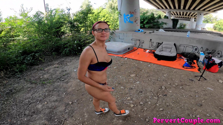 Pervert Couple: Він довго пестить пальцями мою мокру пизду та дупу, а потім ми трахаємося як божевільні