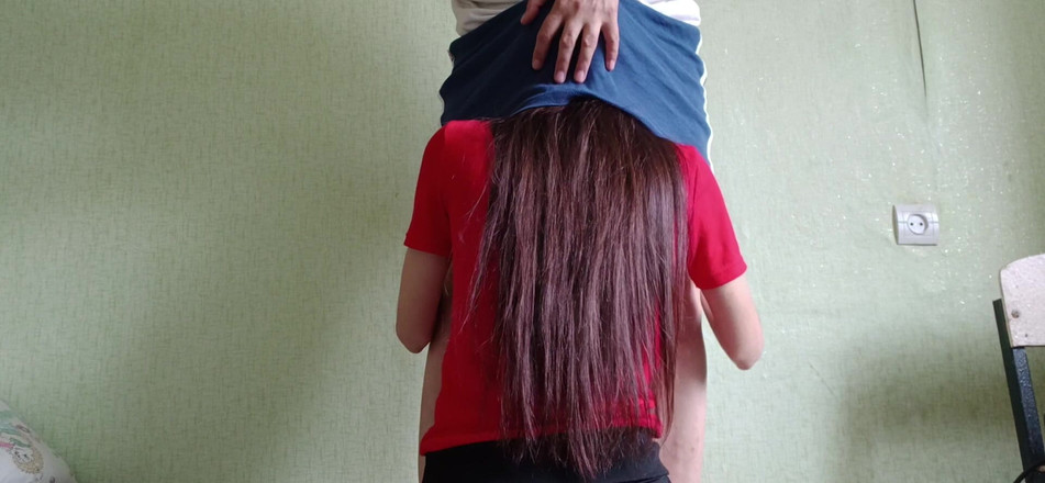 Lesbian-illusion: Utangaç komşum sormadan eteğimin altına tırmandı, ama hoşuma gitti