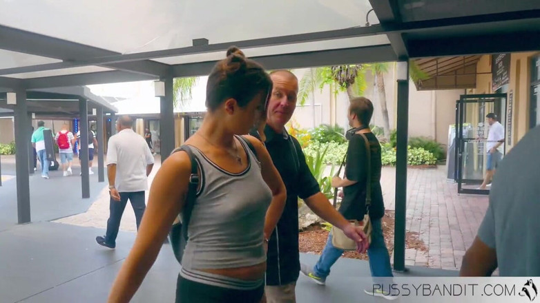 Jonathan Jordan: Helena Price chơi tập thể và cuckold