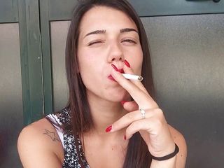 Smokin Fetish: Lieve tiener eerste keer rokend op cam