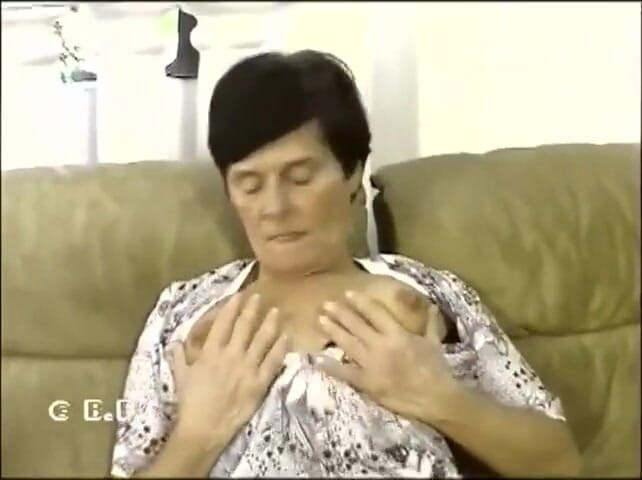 Mature Babes: Cumshot for an old gilf