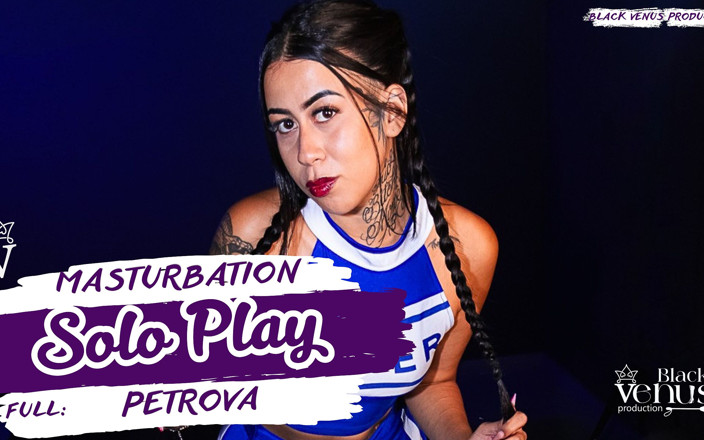 Black Venus: Idealna cheerleaderka dokucza powolny striptiz i głęboką masturbację solo w 4K