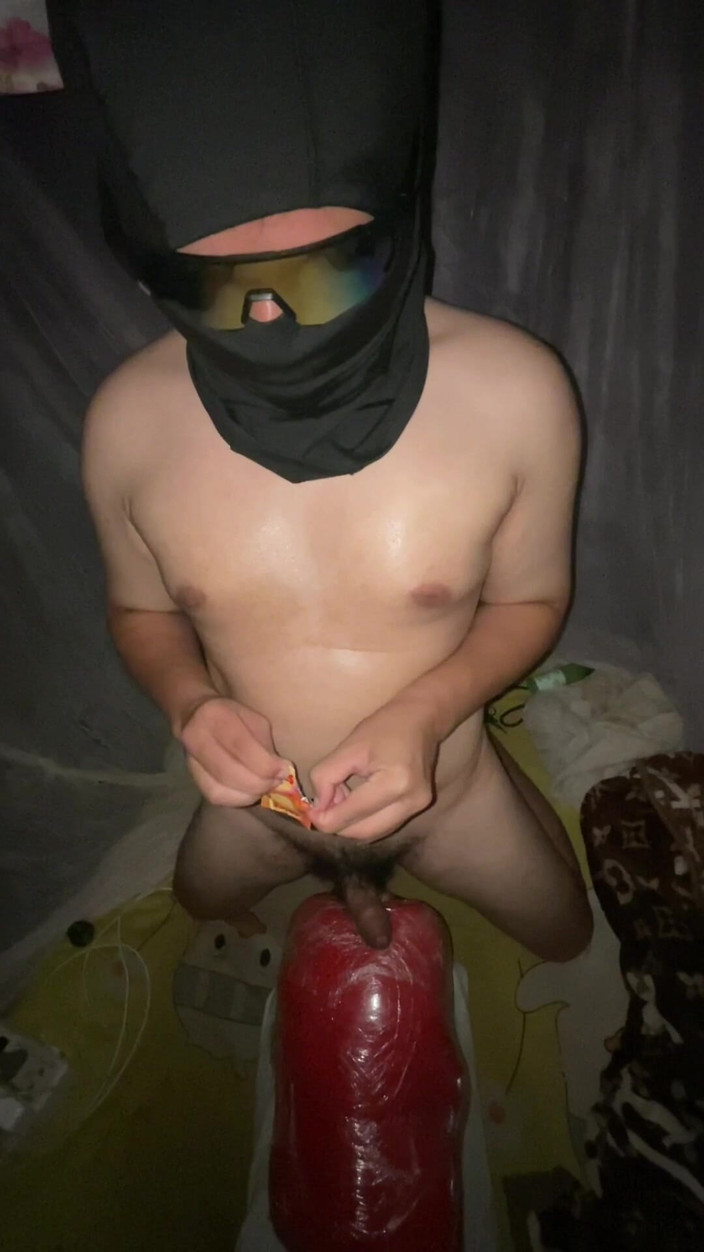 Milky Tata: Twink Chlapec šuká panenku hračku a stříká na jeho hračku Pt. 2