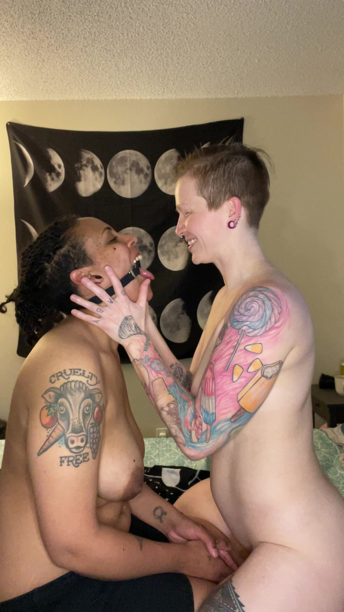 EnbyDykes: O-ring로 재갈을 물 뱉는 동안 단정치 못한 트랜스매스