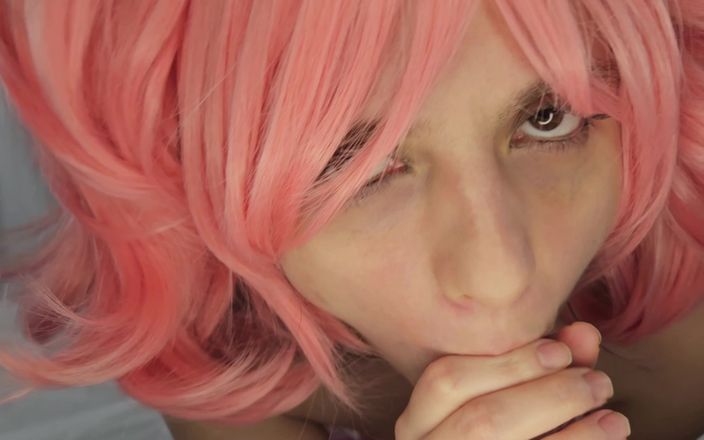 French Julia: Kawaii-meisje zuigt in cosplay en slikt heet sperma diep in...