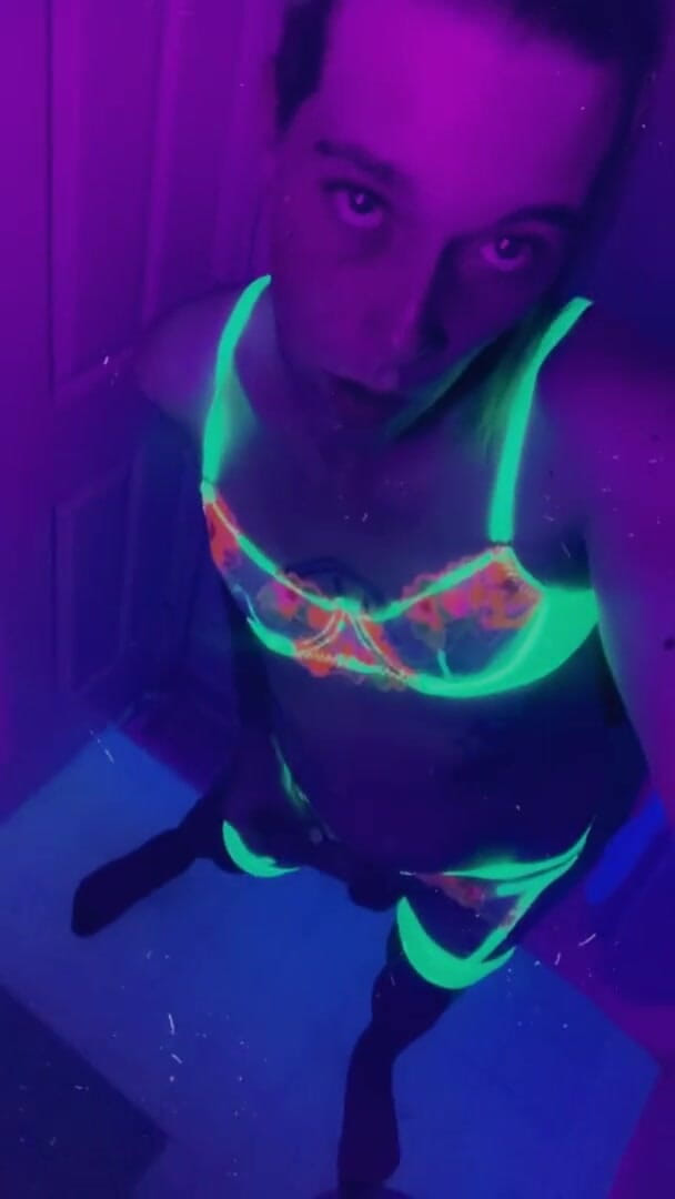 CarmenMelatonin: Pretty rave girl ready to party