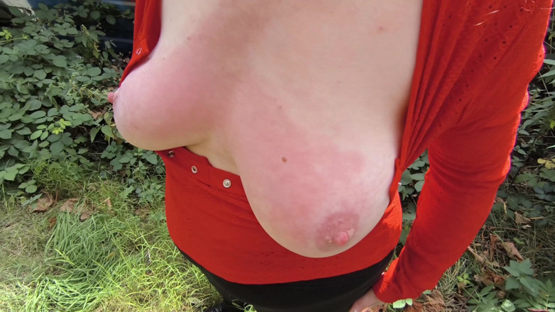 Bouncy Tits Action: Rompiendo sus tetas rojas en la estación de tren
