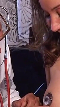 Olgun orta yaşlı seksi kadın doktor oyuncağı muayenesi ile inliyor