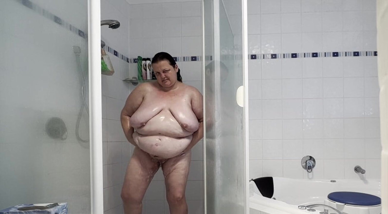 WeAreFukBunnies: Esposa puta no chuveiro