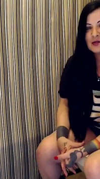 Esclave de 2 filles qui puent les toilettes avec des fesses