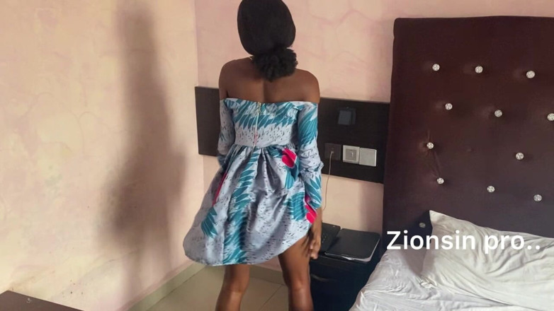 Zion: Awek eboni hitam striptis