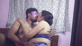 Desi Sonia Bhabhi heeft seks met haar man en zijn vriend samen