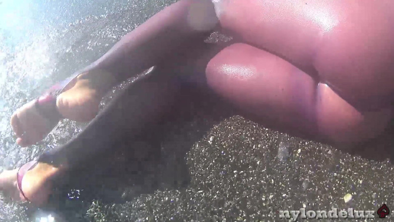 Nylondelux: Ultra shinny leggins strumpbyxor på stranden