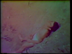 Gays Case: Lelaki bertubuh panas mengusap zakar kerasnya yang keras di bukit