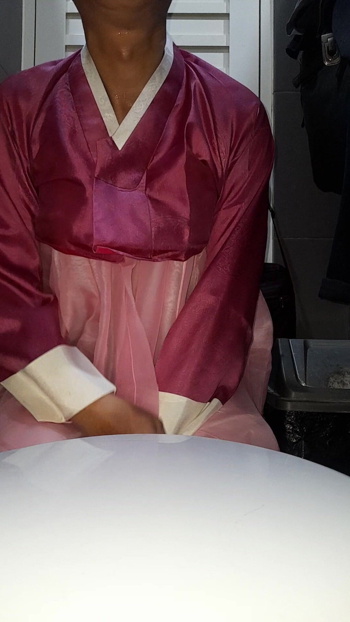Naomisinka: Crossdresser cum vestindo hanbok coreano vestido tradicional