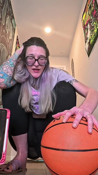 Deusa de 1,80m de altura, desafio de uma mão no basquete, quanto tempo essas mãos enormes podem dominar?