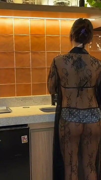 Zlobivá Brazilka, kterou v různých částech domu šuká velký penis do zadku a kundičky bez kondomu