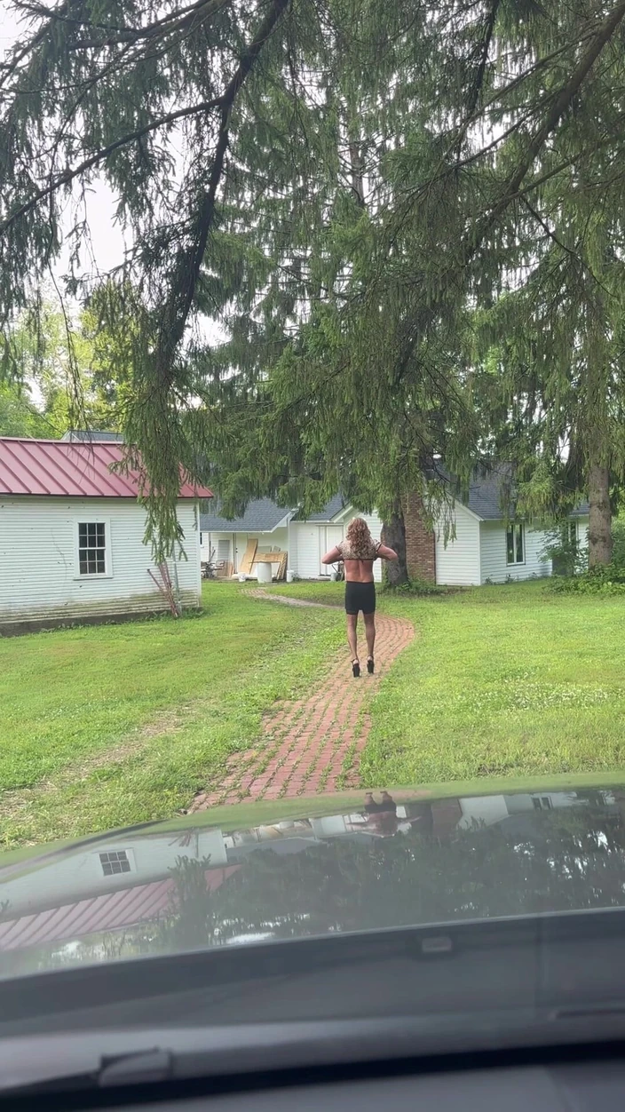 Orlandi480: Chodzenie i pozowanie na zewnątrz w ciągu dnia