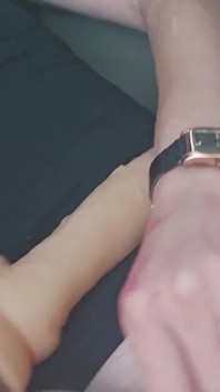 Śliczna blondynka Dildo rucha swoją cipkę, podczas gdy jej kierowca Uber musi oglądać