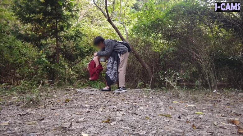 J-Cams: Veselá kancelářská dáma s lesklými rty se skloní zblízka s úsměvem,...