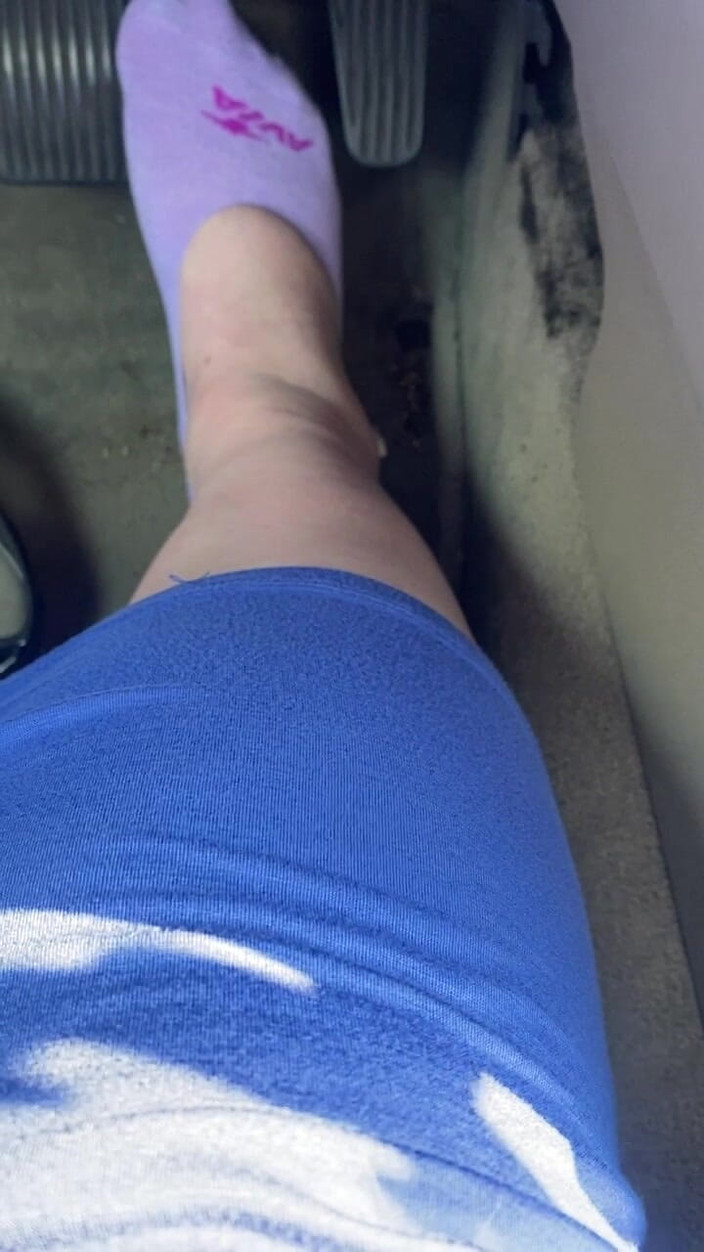 BellaBlast: Pedalando bombeando em meias roxas