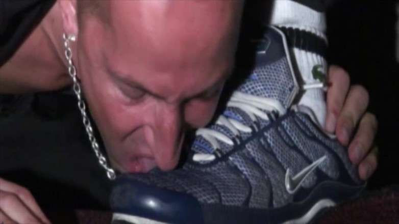 AMATOR PORN MADE IN FRANCE: Sneaker-demütigung im discret-keller von hetero