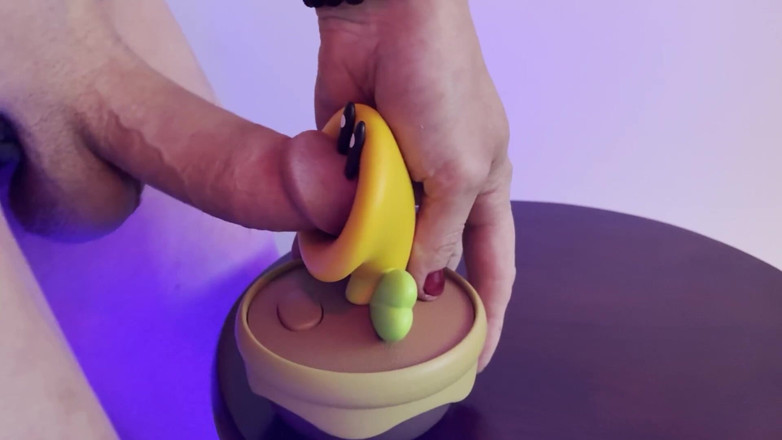 Ryley Rails: Heißer klebstoff bedeckende spielzeugfigur mit sperma