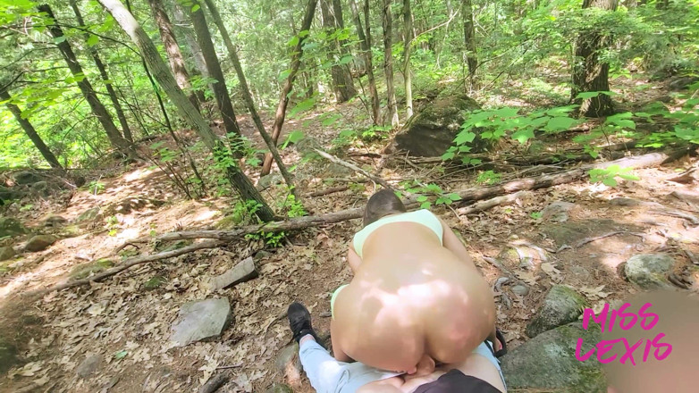Lexis Star: Baisée dans la nature pendant une randonnée