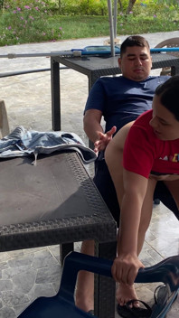 O trabalhador me fode enquanto meu marido fode minha meia-irmã