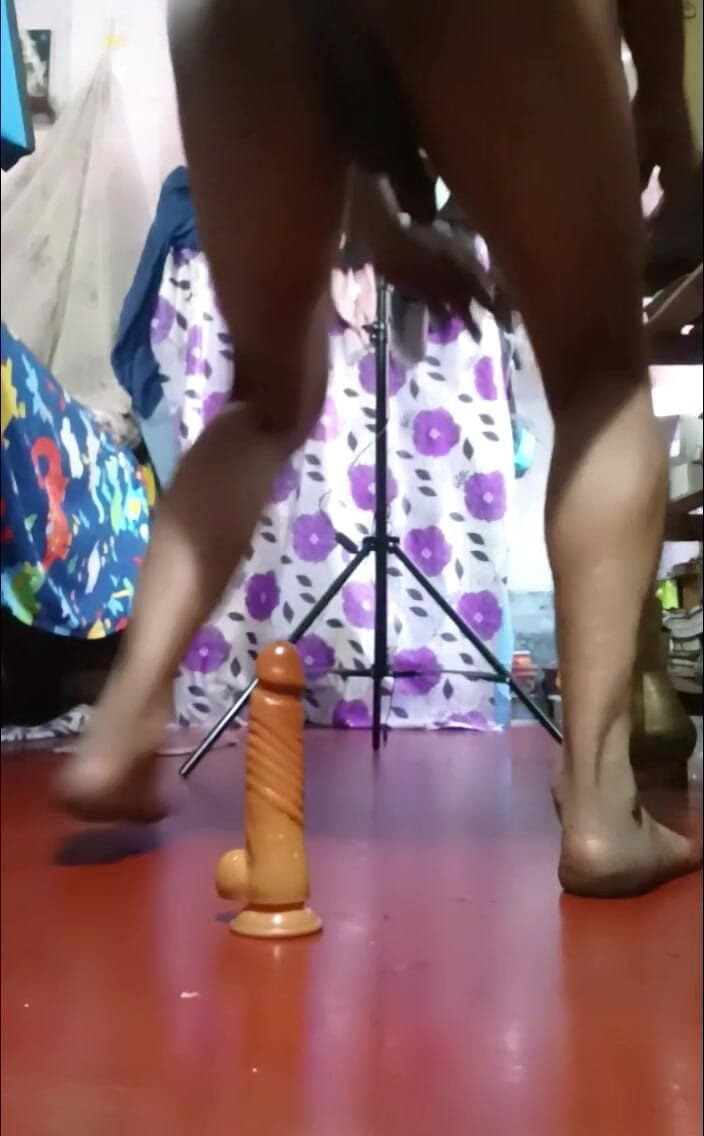 Kamu: Dương vật giả hậu môn