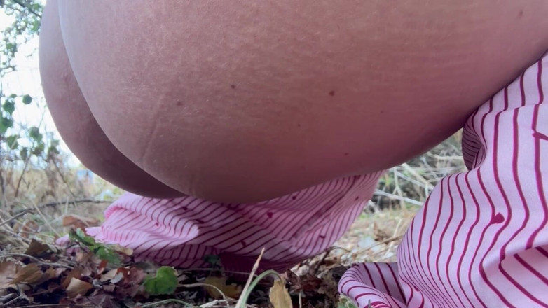 Pinkbabygx: Close up Roadside Pee While Being Watched
