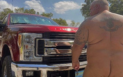 Hand-Free-Daddy-Chub: Un papa poilu musclé enlève ses sous-vêtements en sueur sur...
