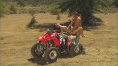 Porncentro: Perverzní pornohvězdy šukají venku na svém čtyřkolce