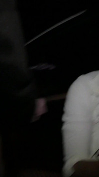 MILF dogging babe bambi black är i sin lokala parkering suger av perversa män
