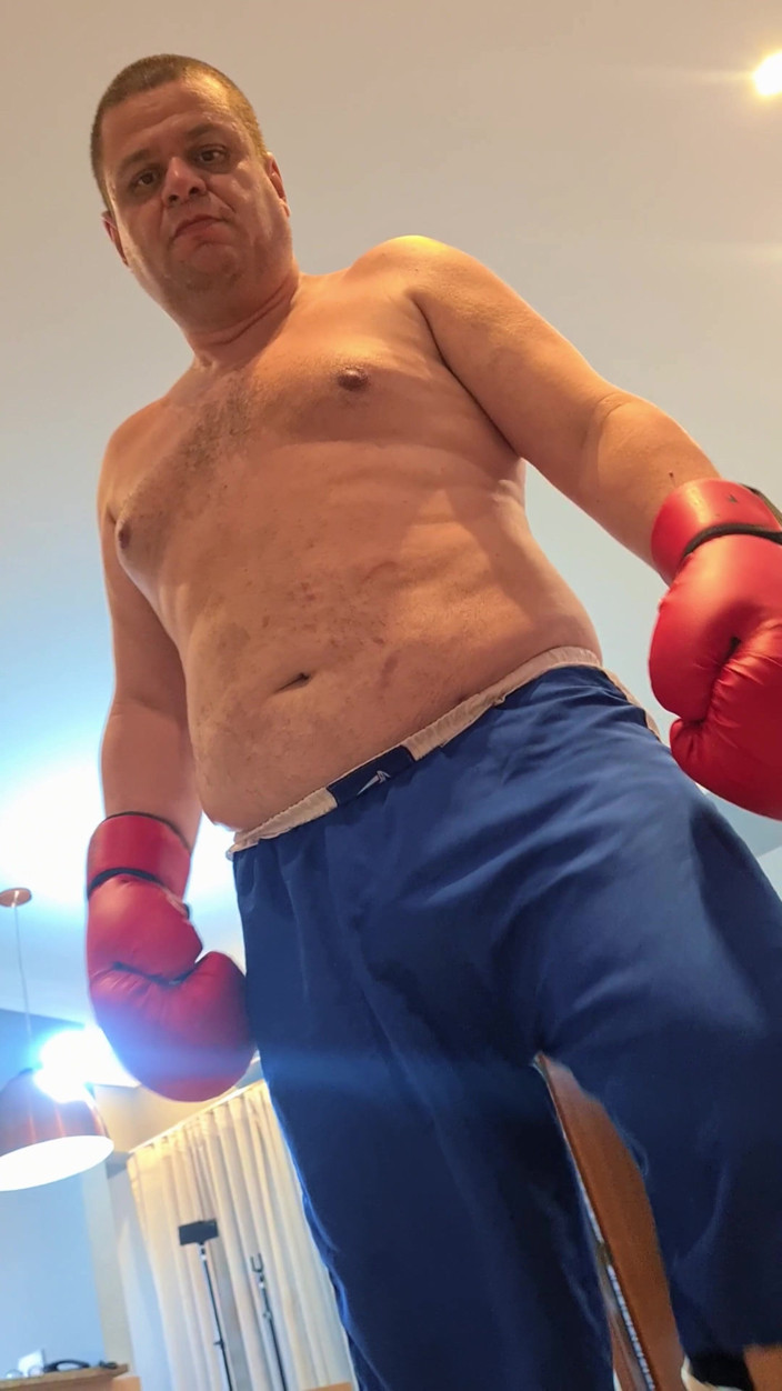 Punchbagplz: POV Knock-out: Je Kwam Voor Hem... Maar Keek Naar Me...