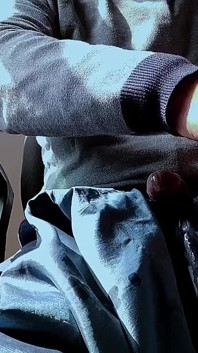 79 sega di raso - dildo struscia la testa del cazzo e sborra su abito giallo di seta di sorellastra