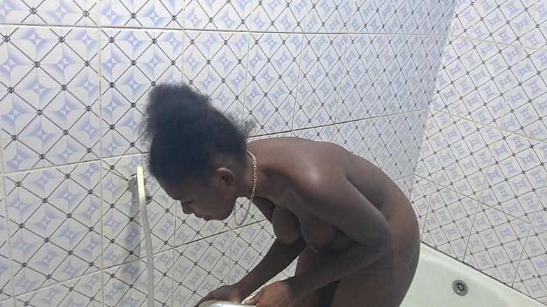 Jocci lena: Solo de madrasta pequena masturba sua buceta perfeita no banheiro