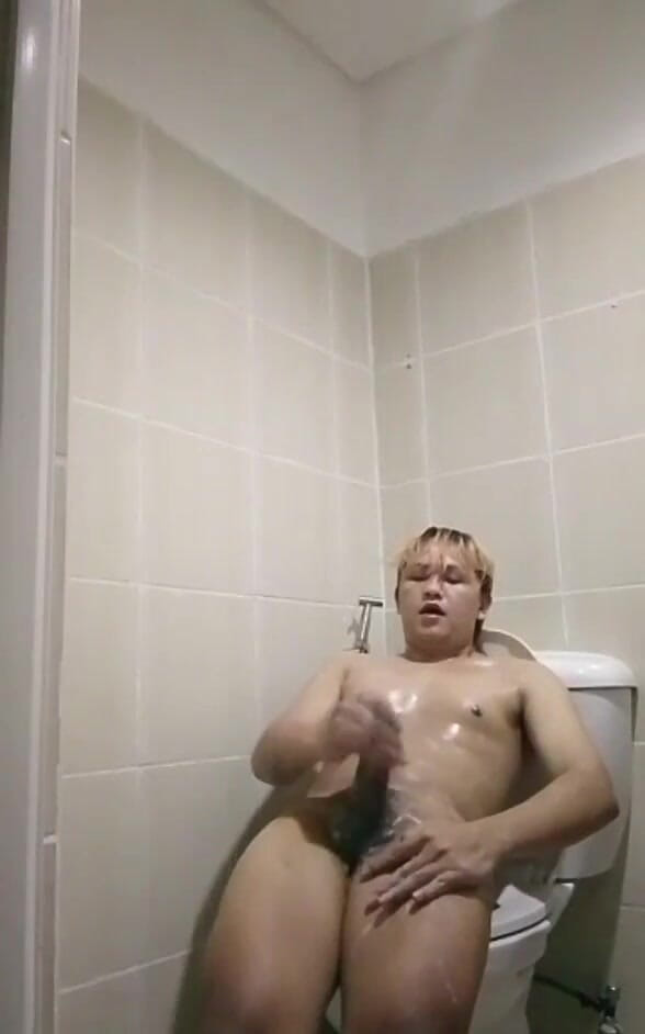 Fleshlab Gay: Philippino Twink Boy Eats His Own Cum!!