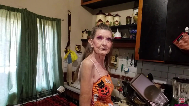 Sexy Sandra N Sir Christopher: Sub babička cum děvka bj babička fantasy sólo